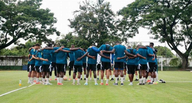 Emelec vuelve a paralizarse: el plantel se negó a entrenar este lunes por sueldos impagos – La Voz del Altiplano
