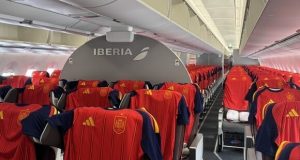 Los pasajeros de un vuelo a México reciben un inesperado obsequio: ¡la nueva camiseta de la selección española! – La Voz del Altiplano