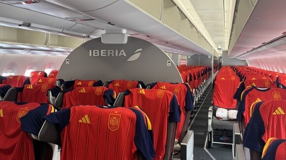 Los pasajeros de un vuelo a México reciben un inesperado obsequio: ¡la nueva camiseta de la selección española! – La Voz del Altiplano