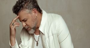 La reacción de Luis Enrique tras ganar su tercer Latin Grammy con «Aguacero» – La Voz del Altiplano