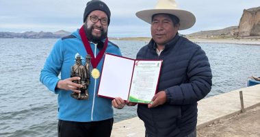 Récord histórico: el nadador ecuatoriano Juan Pablo Flores completa la ruta de 21 km en el Lago Titicaca – La Voz del Altiplano