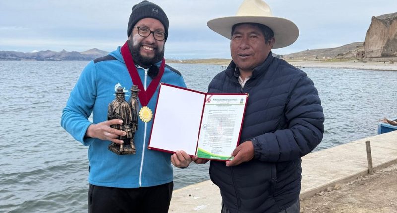 Récord histórico: el nadador ecuatoriano Juan Pablo Flores completa la ruta de 21 km en el Lago Titicaca – La Voz del Altiplano