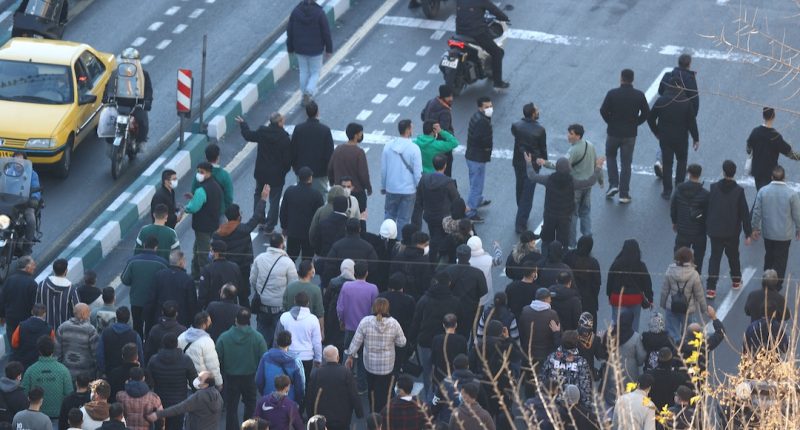 Inicia crisis en Irán, protestas masivas en todo el país – La Voz del Altiplano
