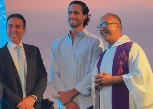 Leonardo Campana recibió la bendición de sus pies por sacerdote – La Voz del Altiplano