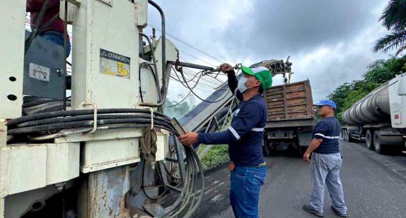 Wilson Erazo y Johana Núñez exponen criterios sobre contratos y mantenimiento en la vía AlóagSanto Domingo – La Voz del Altiplano
