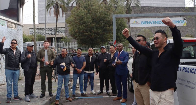 Agentes del sistema penitenciario de Ecuador protestan – La Voz del Altiplano