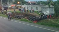 Tráiler vuelca tras chocar con expreso escolar – La Voz del Altiplano