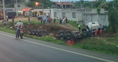 Tráiler vuelca tras chocar con expreso escolar – La Voz del Altiplano