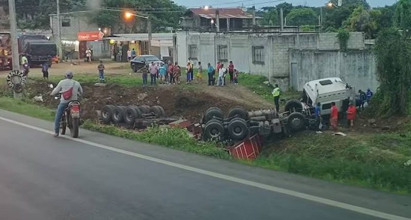 Tráiler vuelca tras chocar con expreso escolar – La Voz del Altiplano