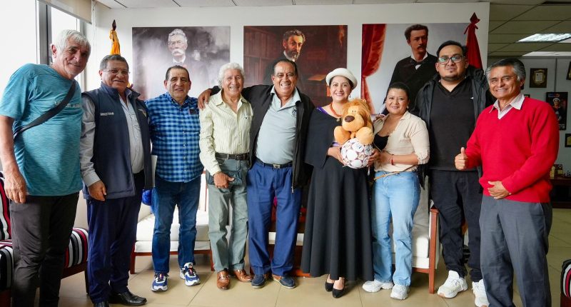 Homenaje a las glorias del fútbol local  – La Voz del Altiplano