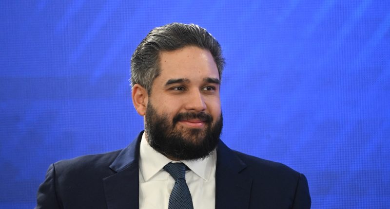 Hijo de Maduro, al borde de las lágrimas, ofrece su apoyo a Delcy Rodríguez – La Voz del Altiplano