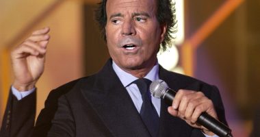Exempleadas acusan a Julio Iglesias de trata de seres humanos y delitos sexuales – La Voz del Altiplano