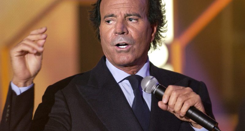 Exempleadas acusan a Julio Iglesias de trata de seres humanos y delitos sexuales – La Voz del Altiplano
