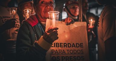 Familiares de presos políticos en Venezuela continúan en vigilia a la espera de excarcelaciones – La Voz del Altiplano