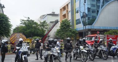 Bomberos limpian escombros tras incendio en Guayaquil – La Voz del Altiplano