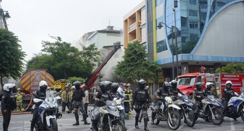 Bomberos limpian escombros tras incendio en Guayaquil – La Voz del Altiplano