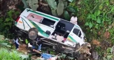 Buseta cae en quebrada en Azuay durante feriado de carnaval – La Voz del Altiplano