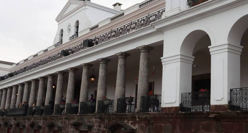 Gobierno invertirá 0 mil en baños de Carondelet – La Voz del Altiplano