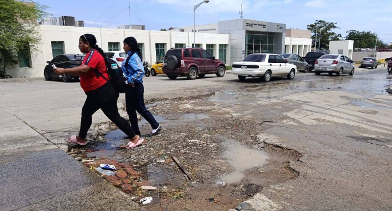 Calle 14 y Av. 32 en abandono; hueco persiste pero EP Aguas de Manta promete reposición – La Voz del Altiplano