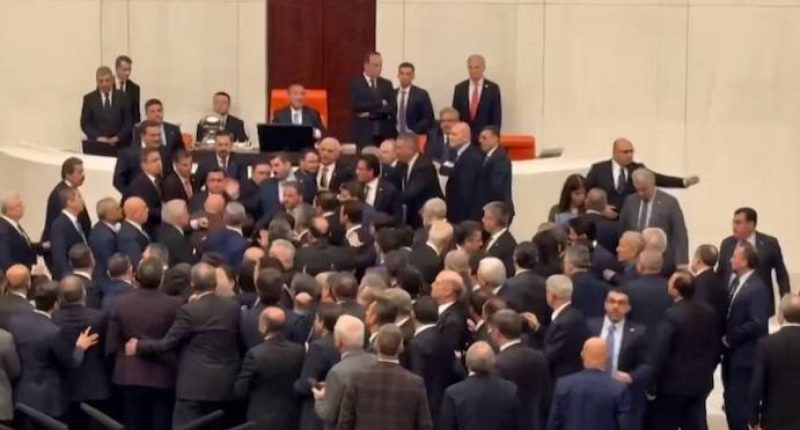 Diputados turcos pelean en posesión de ministro de justicia – La Voz del Altiplano