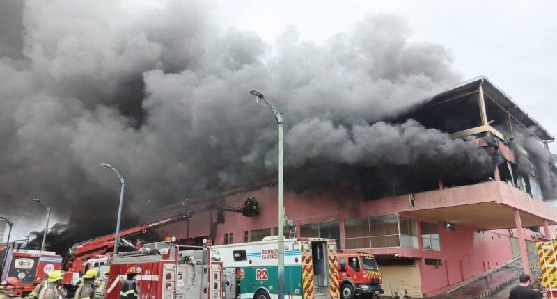 Colapso de Edificio en Guayaquil tras Incendio en la Bahía – La Voz del Altiplano