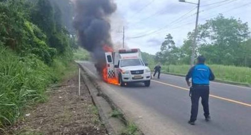 Incendio de ambulancia con paciente en ruta Borbón-Esmeraldas – La Voz del Altiplano