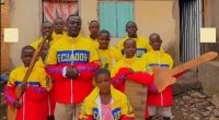Niños de Uganda con regalo de banda 24 de Mayo – La Voz del Altiplano