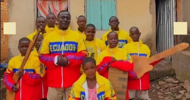 Niños de Uganda con regalo de banda 24 de Mayo – La Voz del Altiplano