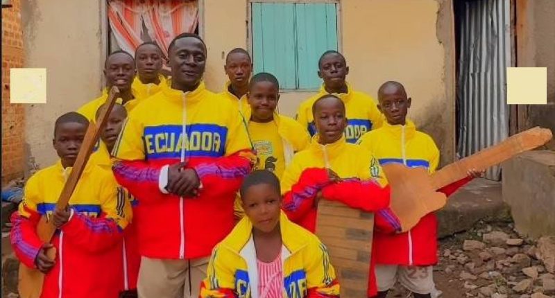 Niños de Uganda con regalo de banda 24 de Mayo – La Voz del Altiplano
