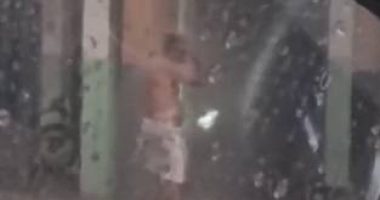 hombre se baña bajo aguacero – La Voz del Altiplano