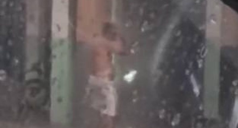hombre se baña bajo aguacero – La Voz del Altiplano