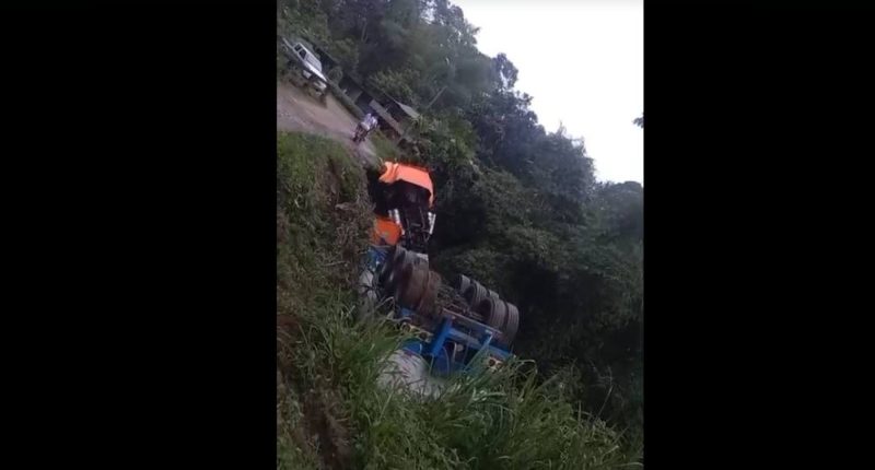 Alarma en Santo Domingo tanquero volcó cerca de río y temen contaminación – La Voz del Altiplano