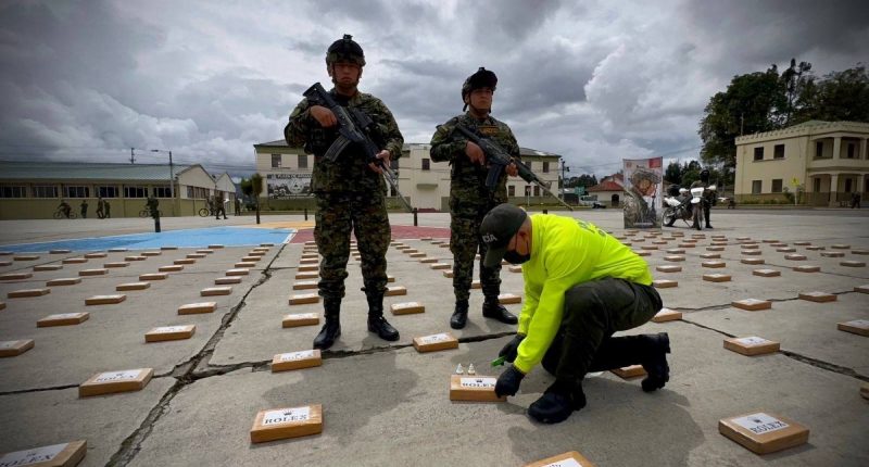 Ejército colombiano desmantela laboratorio de coca en frontera Ecuador – La Voz del Altiplano