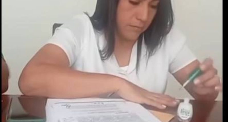 Concejal de Baba pinta uñas en sesión y el video se viraliza – La Voz del Altiplano