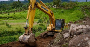 Reparación vial en la carretera Julio Moreno-Azogues – La Voz del Altiplano
