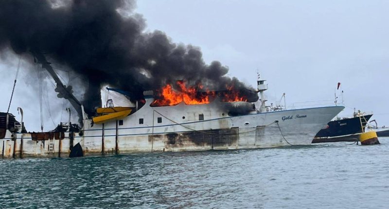 Incendio en barco atunero Gold Tuna en puerto de Manta – La Voz del Altiplano