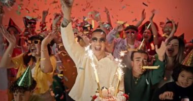 Daddy Yankee celebra 50 años con estreno lleno de ritmo – La Voz del Altiplano