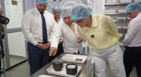 Ecuador lanza biofábrica de moscos estériles contra dengue – La Voz del Altiplano