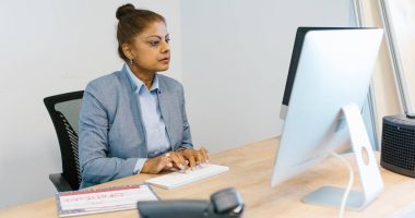 Jornada laboral en Ecuador: exministro respalda esquema – La Voz del Altiplano