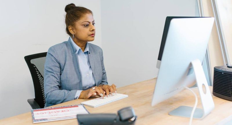 Jornada laboral en Ecuador: exministro respalda esquema – La Voz del Altiplano