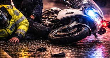 lluvia vuelve peligrosas las vías y un policía termina accidentado – La Voz del Altiplano