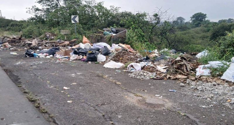 Proliferación de Basureros Ilegales en Rutas Rurales de Manta – La Voz del Altiplano
