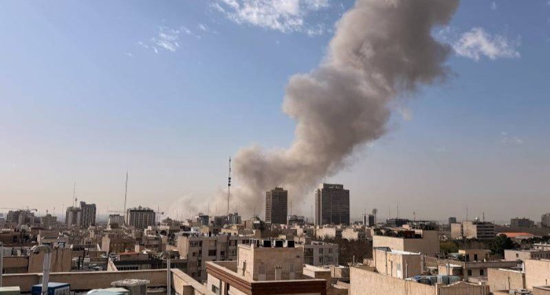 Estados Unidos e Israel atacan Irán: Explosiones en Teherán – La Voz del Altiplano