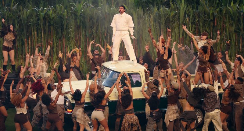 Bad Bunny le mete sazón, batería y reguetón al Super Bowl – La Voz del Altiplano