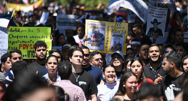«¡No tenemos miedo!»: primera manifestación opositora tras caída de Maduro congrega a miles en Venezuela – La Voz del Altiplano