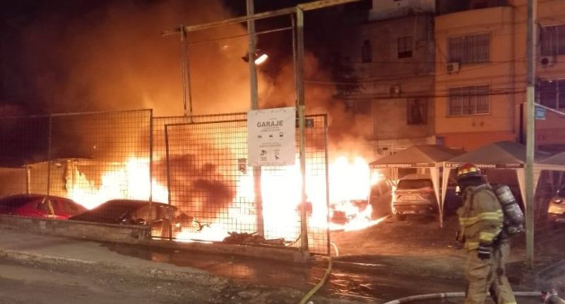 Incendio destruye vehículos en un parqueadero de Manta – La Voz del Altiplano