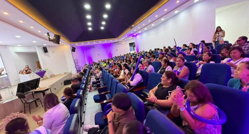Mujeres que se Levantan 2026 en Manta con 250 Asistentes – La Voz del Altiplano