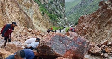Desprendimiento de roca causa daños a auto en vía a Cuenca – La Voz del Altiplano