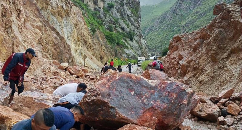 Desprendimiento de roca causa daños a auto en vía a Cuenca – La Voz del Altiplano