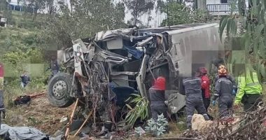 Bus cae 25 metrosy dejó dos muertos – La Voz del Altiplano